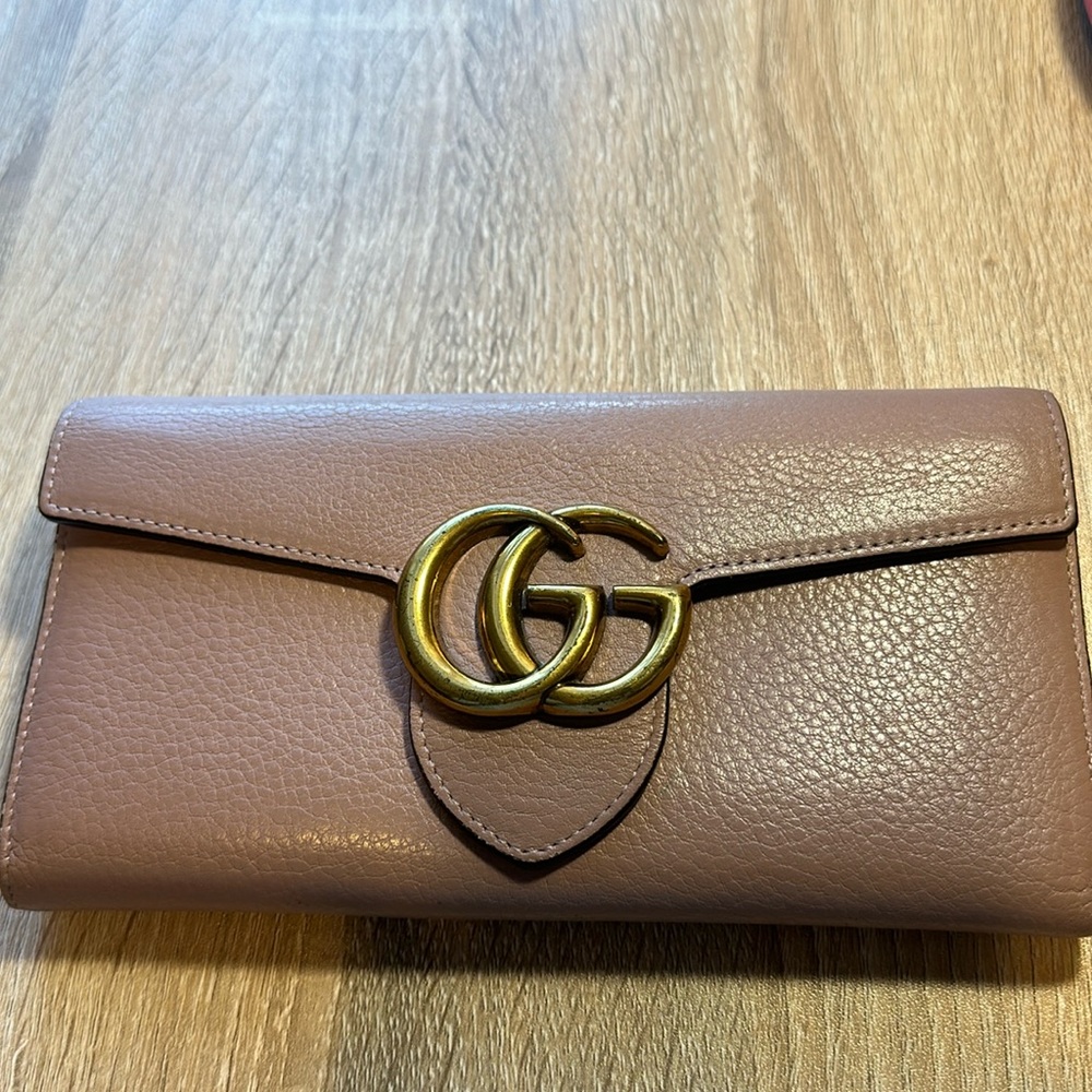 Gucci ladies’ wallet.